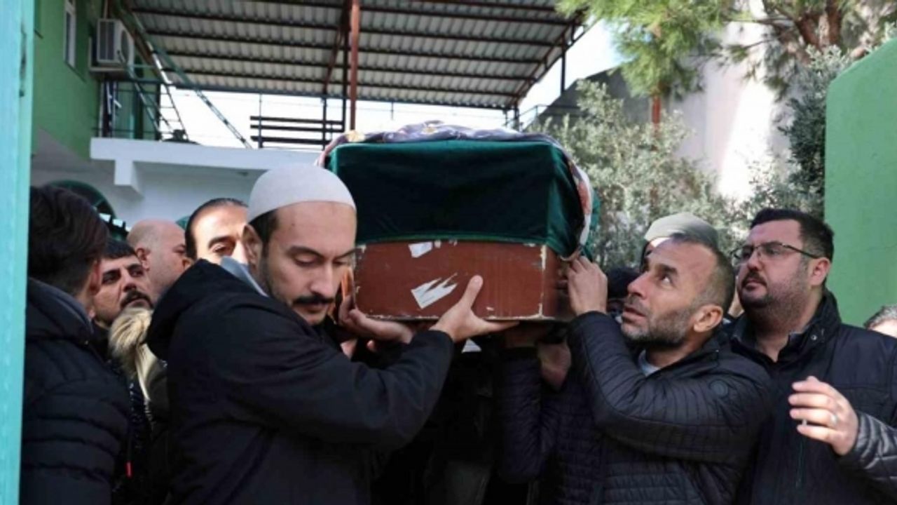 İzmir’de 12 yaşında bıçakla öldürülen Behiye son yolculuğuna uğurlandı