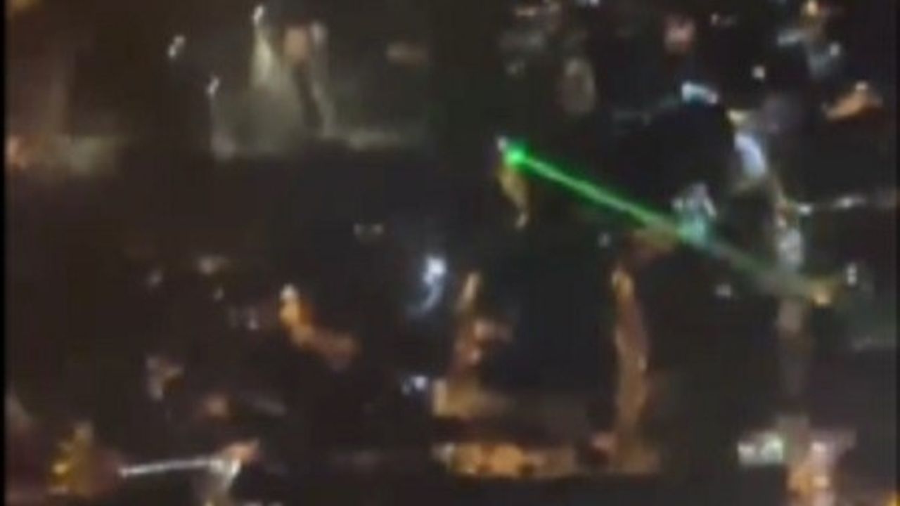 İzmir’de inişe hazırlanan uçağa lazer tuttular... O anlar kamerada