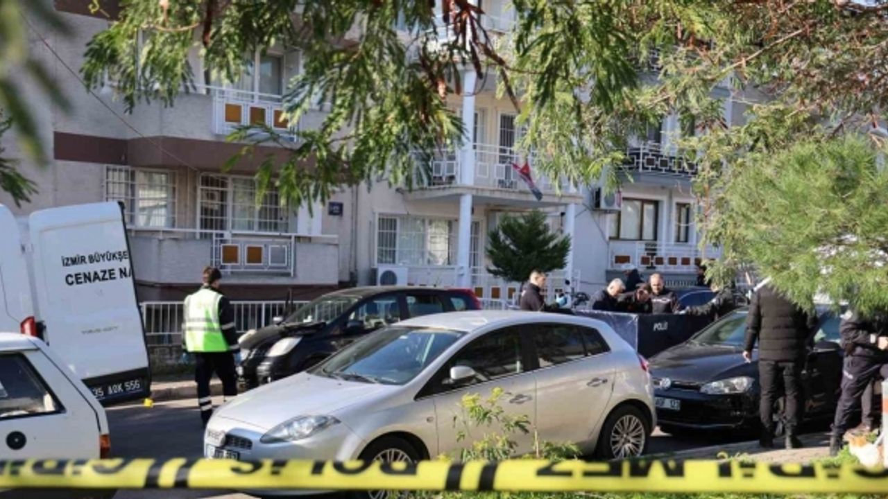 İzmir’de korkunç olay: Karısını yaralayan öğretim görevlisi, çocuğunu ve kayınvalidesini öldürüp intihar etti. Yaralı öğretim görevlisi kadın hastaneye kaldırıldı.