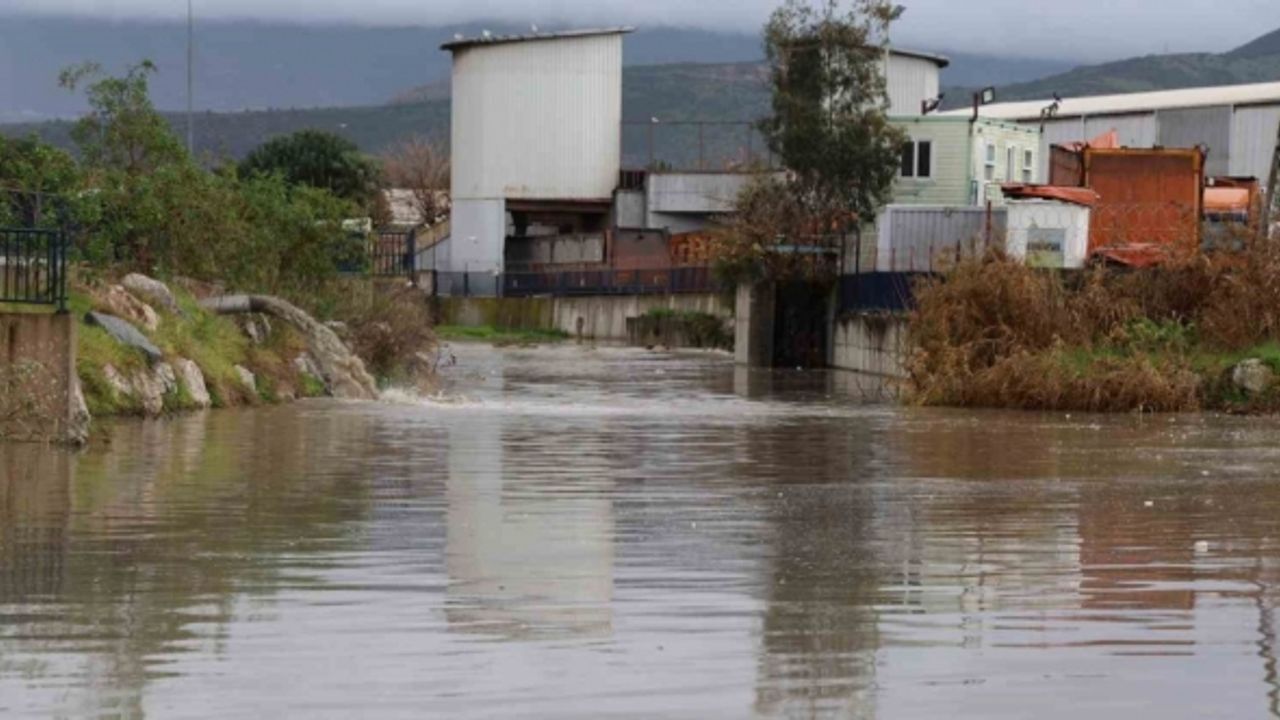 İzmir’de sağanak ve fırtına: Yollar göle döndü, şemsiyeler uçtu