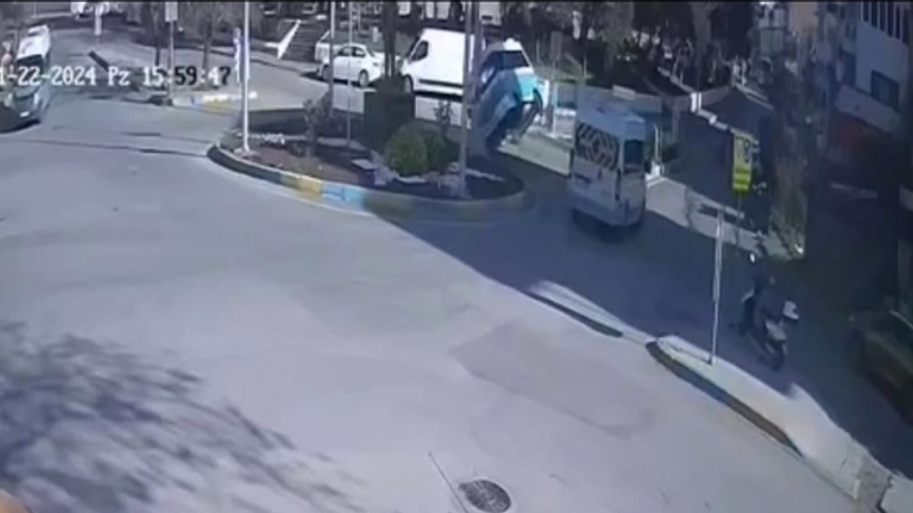 İzmir’de servis aracıyla çarpışan yolcu minibüsü devrildi: O anlar kamerada