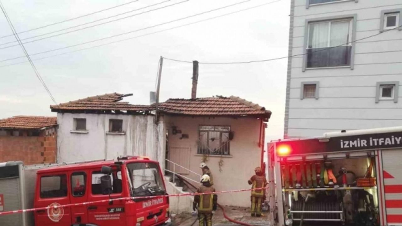 İzmir’de yangın: İki ev alev topuna döndü, tüpler bomba gibi patladı