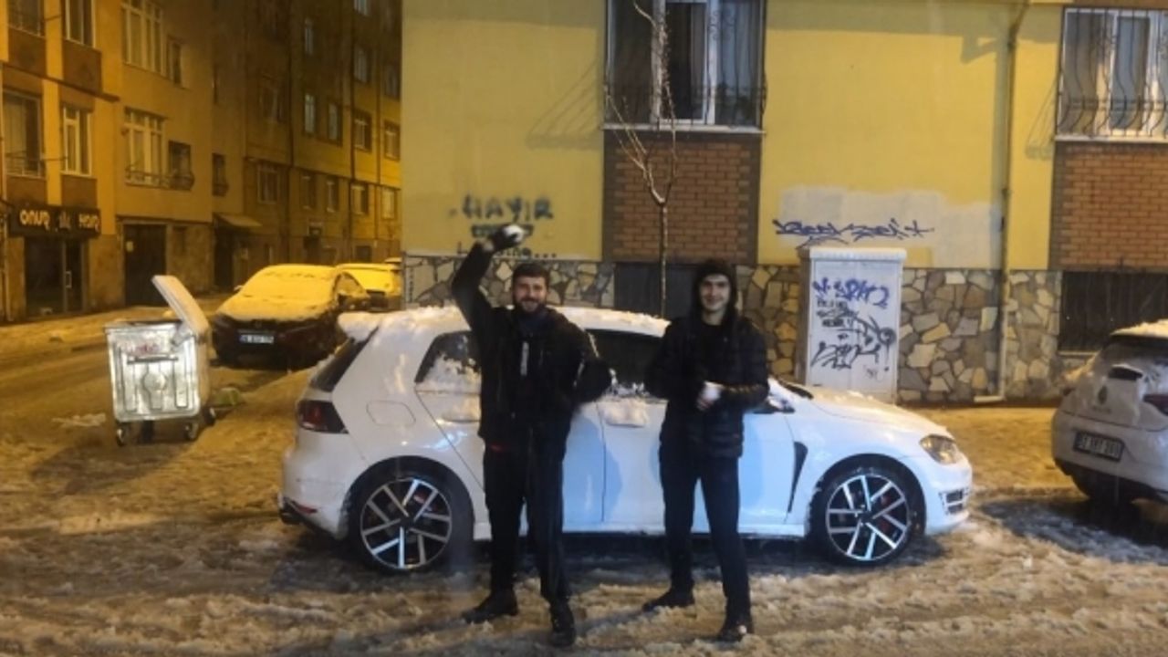 İzmir’den Eskişehir’e gelen üniversite öğrencileri kartopu savaşının keyfini çıkarttı