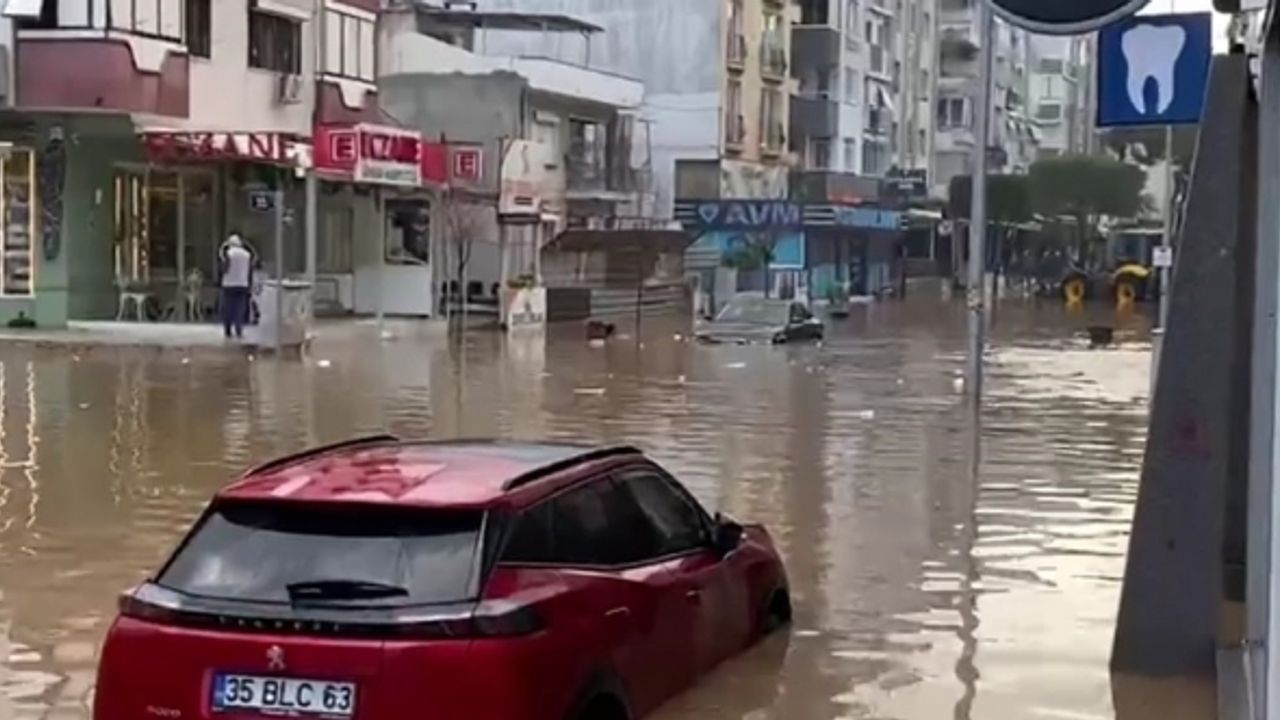İzmir’i sağanak vurdu: Yollar göle döndü, araçlar suya gömüldü