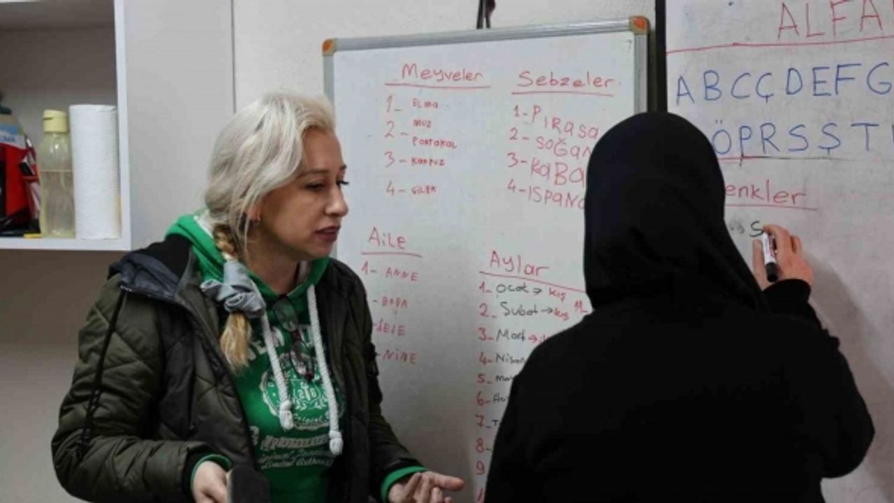 İzmirli kadın muhtarın “eğitim seferberliği” çığ gibi büyüyor