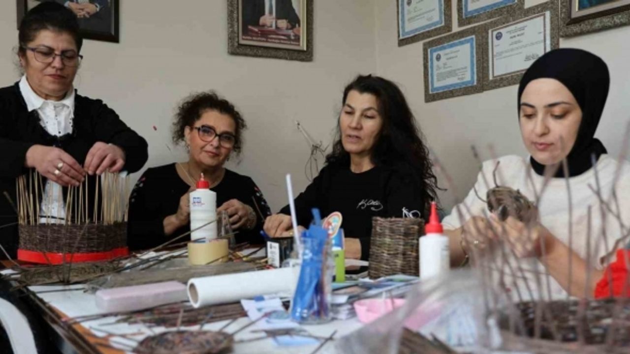 İzmirli kadınlar atık kağıtlardan sepet örüyor