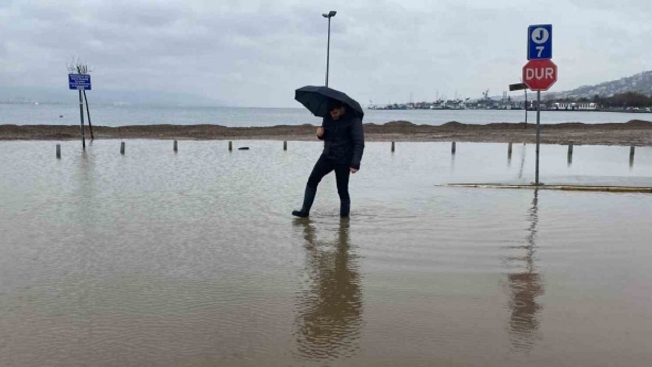 İzmit Körfez’inde kuvvetli rüzgar: Otoparkı su bastı