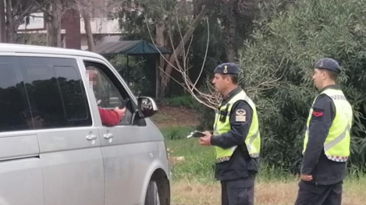 Jandarma alkolmetreyi üfletmek için  yarım saat dil döktü, üfleyince cezayı yedi