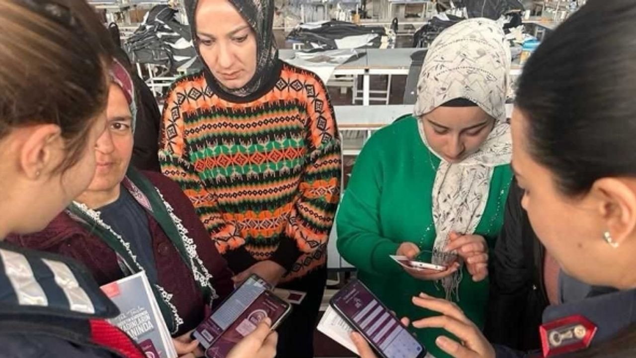 Jandarma ekipleri KADES uygulamasını tanıtmaya devam ediyor