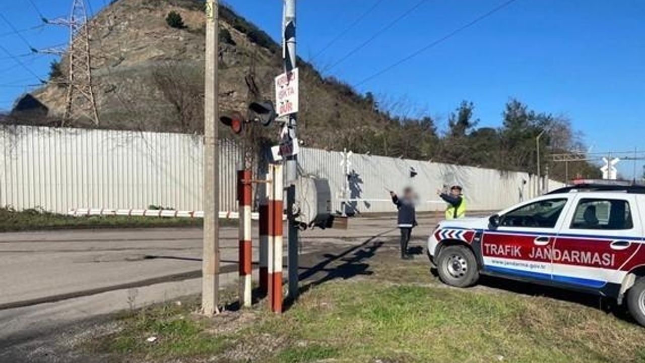 Jandarma; hemzemin geçitlerde denetim ve kontrollerini sürdürüyor