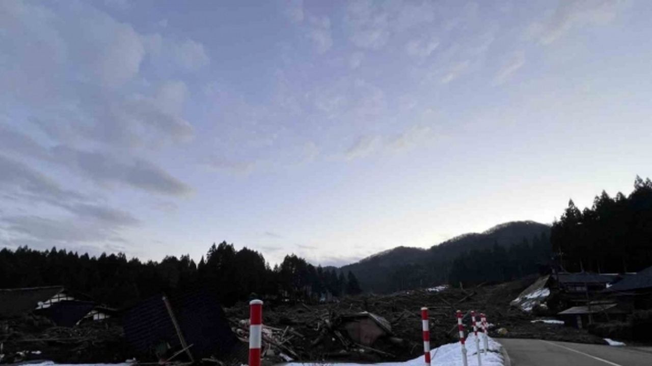 Japonya’daki 7.6’lık deprem sonrası meydana gelen toprak kayması görüntülendi