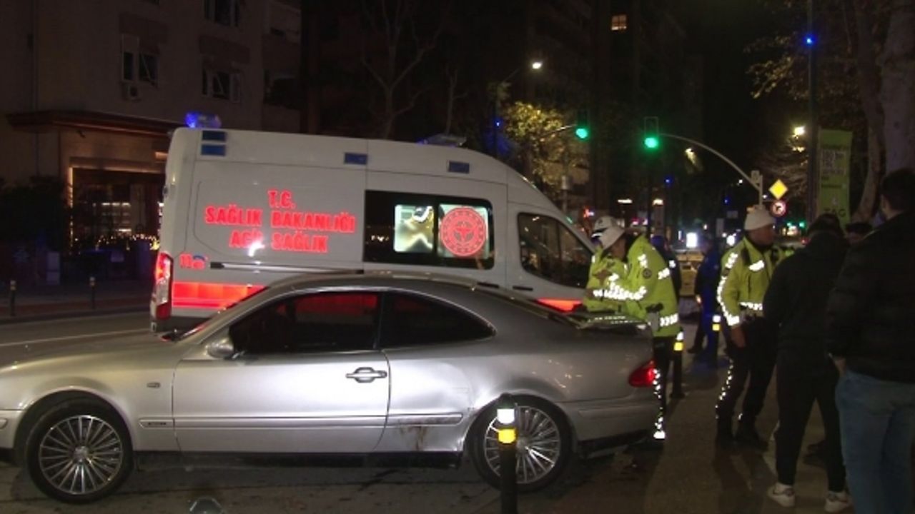 Kadıköy’de 3 aracın karıştığı kazada 2 kişi yaralandı