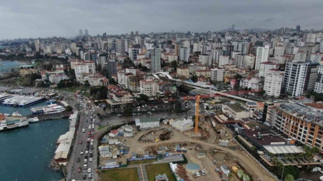 Kadıköy’de Bağdat Caddesi girişine metro engeli: Uzun araç kuyrukları oluştu