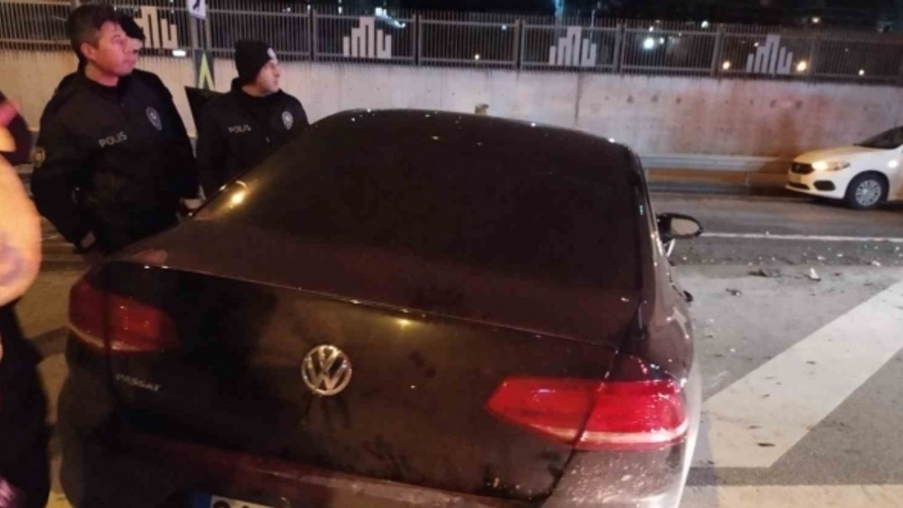 Kadıköy’de kontrolden çıkan otomobil bariyere çarptı: 3 yaralı