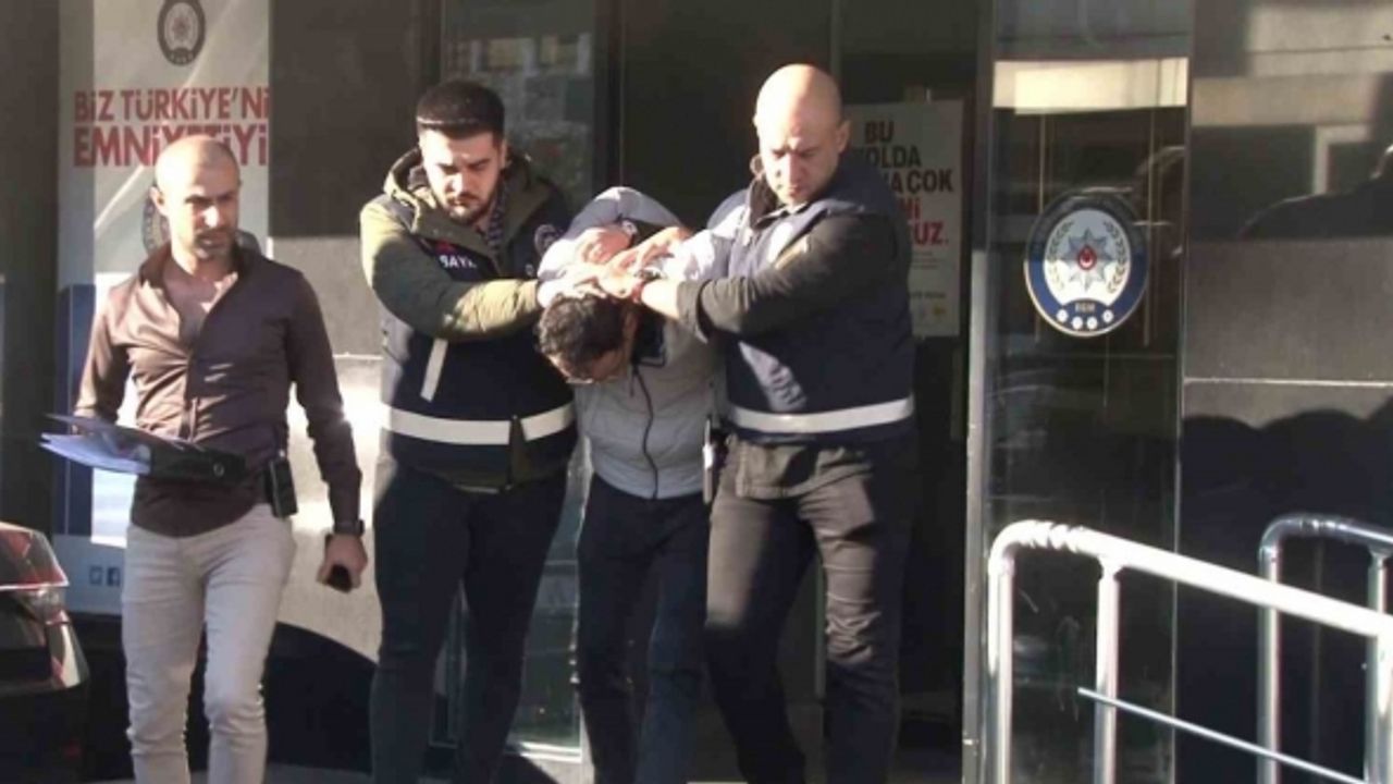 Kadıköy’de servis minibüsünü kaçıran zanlı adliyeye sevk edildi