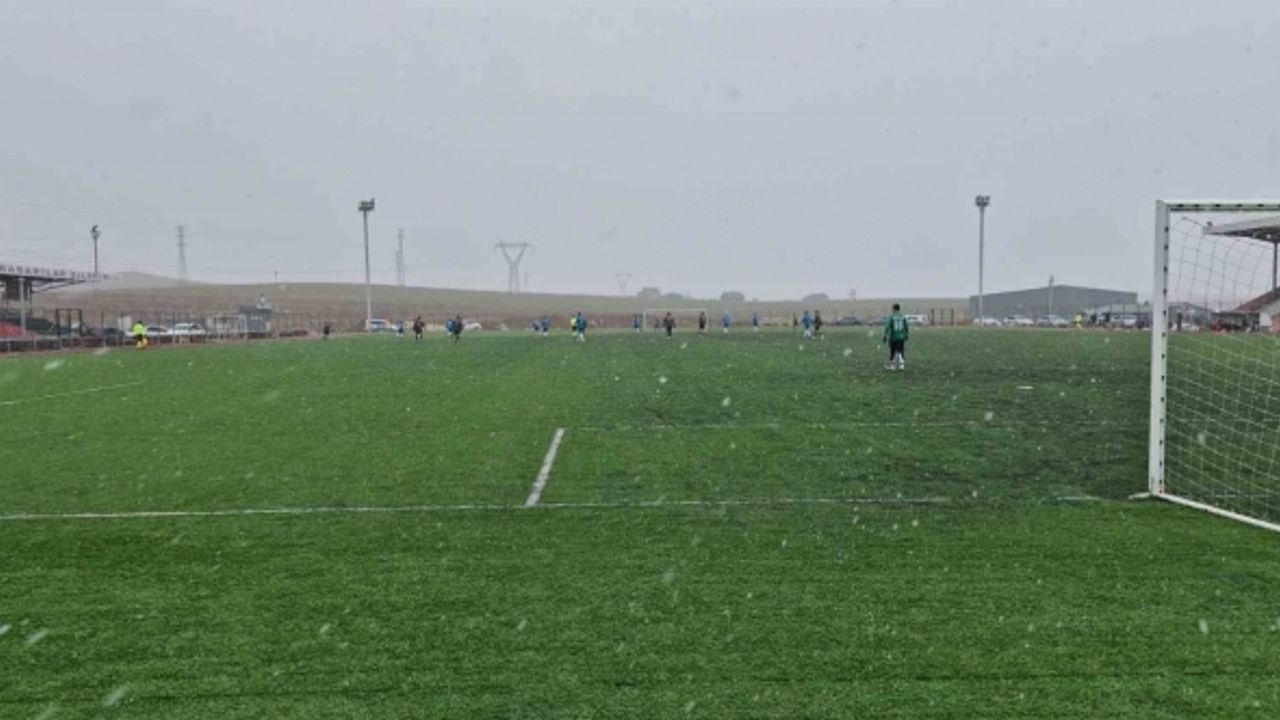 Kafa topuna çıkan amatör futbolcu boynunu üzerine düşerek yaralandı