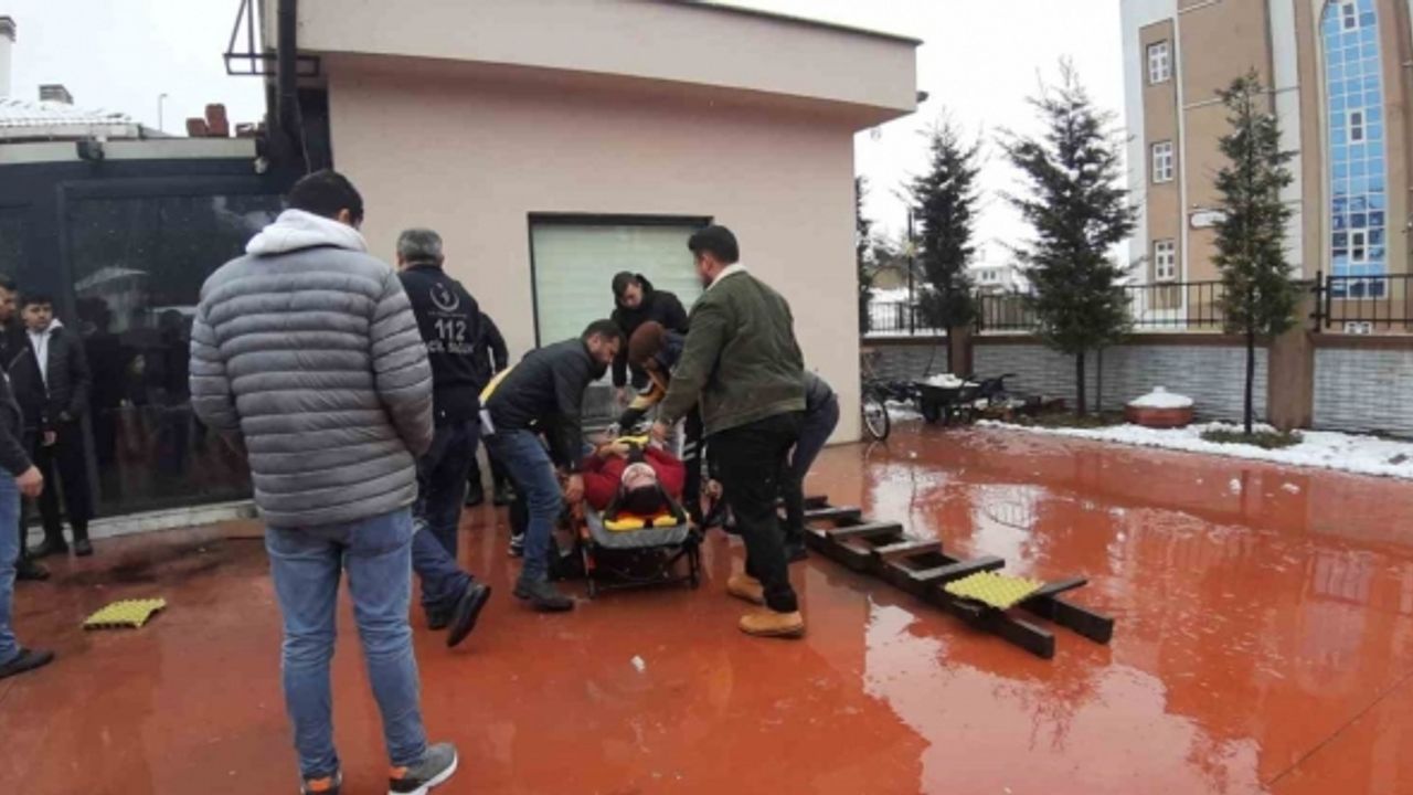 Kafe çalışanı çatıya çıkmak için kullandığı merdivenden düştü