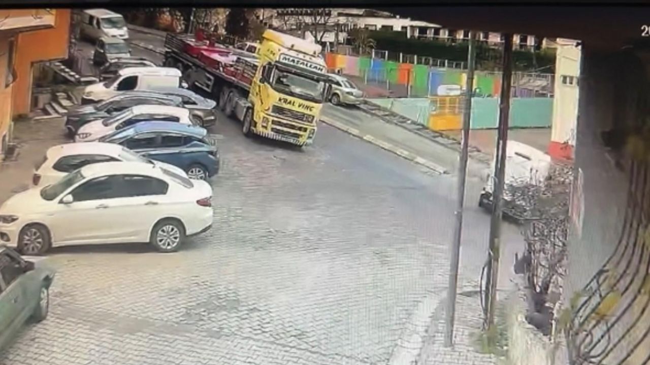 Kağıthane’de yokuştan inen tırın kasasındaki dev paletler devrildi, o anlar kamerada
