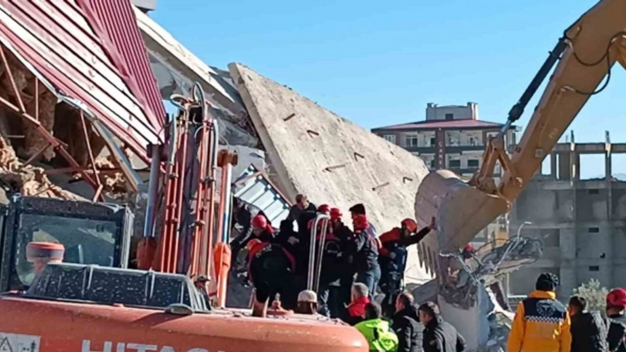 Kahramanmaraş’ta hasarlı bina yıkımı sırasında operatör enkaz altında kaldı