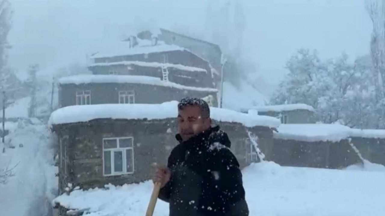 Kalp krizi geçiren muhtar köy yolu açılarak hastaneye kaldırıldı