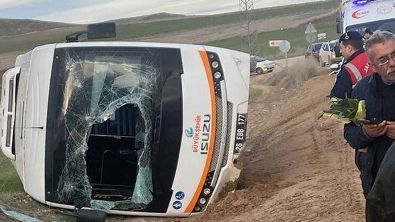 Kamyonun çarptığı belediye otobüsü yan yattı: 11 yaralı