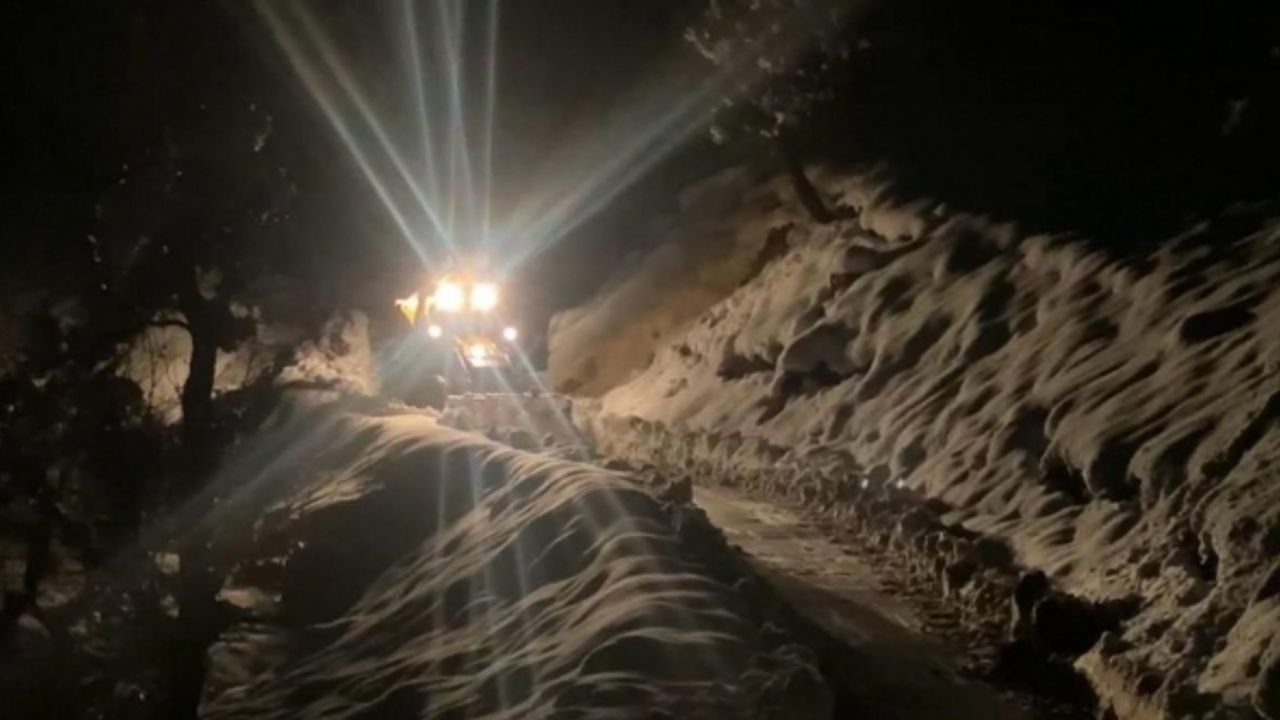 Kar kalınlığının 3 metreyi geçtiği Şırnak’ta yol açma çalışmaları devam ediyor