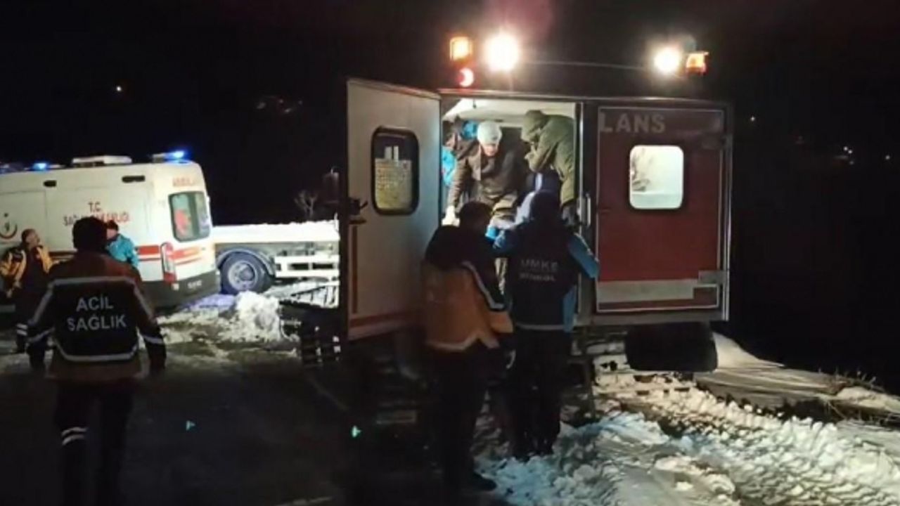 Kar nedeniyle ulaşılamayan köydeki 76 yaşındaki hastanın yardımına UMKE yetişti