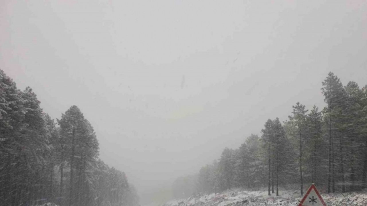 Kar yağışı Kalkım - Edremit Karayolunda ulaşımı güçleştiriyor