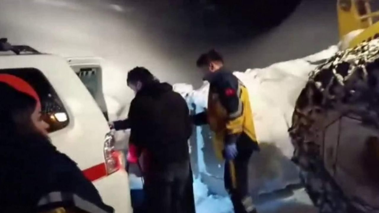 Kar yolları kapattı, ayağına kaynar su dökülen kadına ekipler yetişti