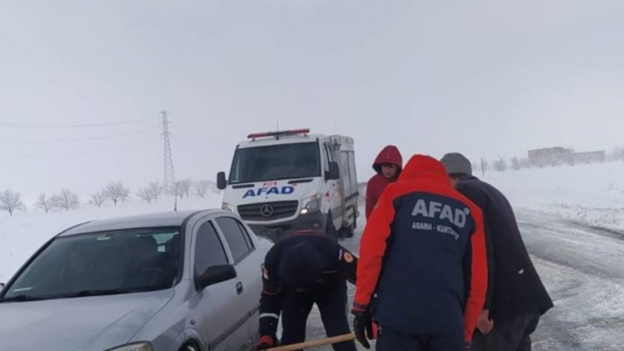 Kara saplanan otomobili AFAD ve Karayolları ekipleri kurtardı