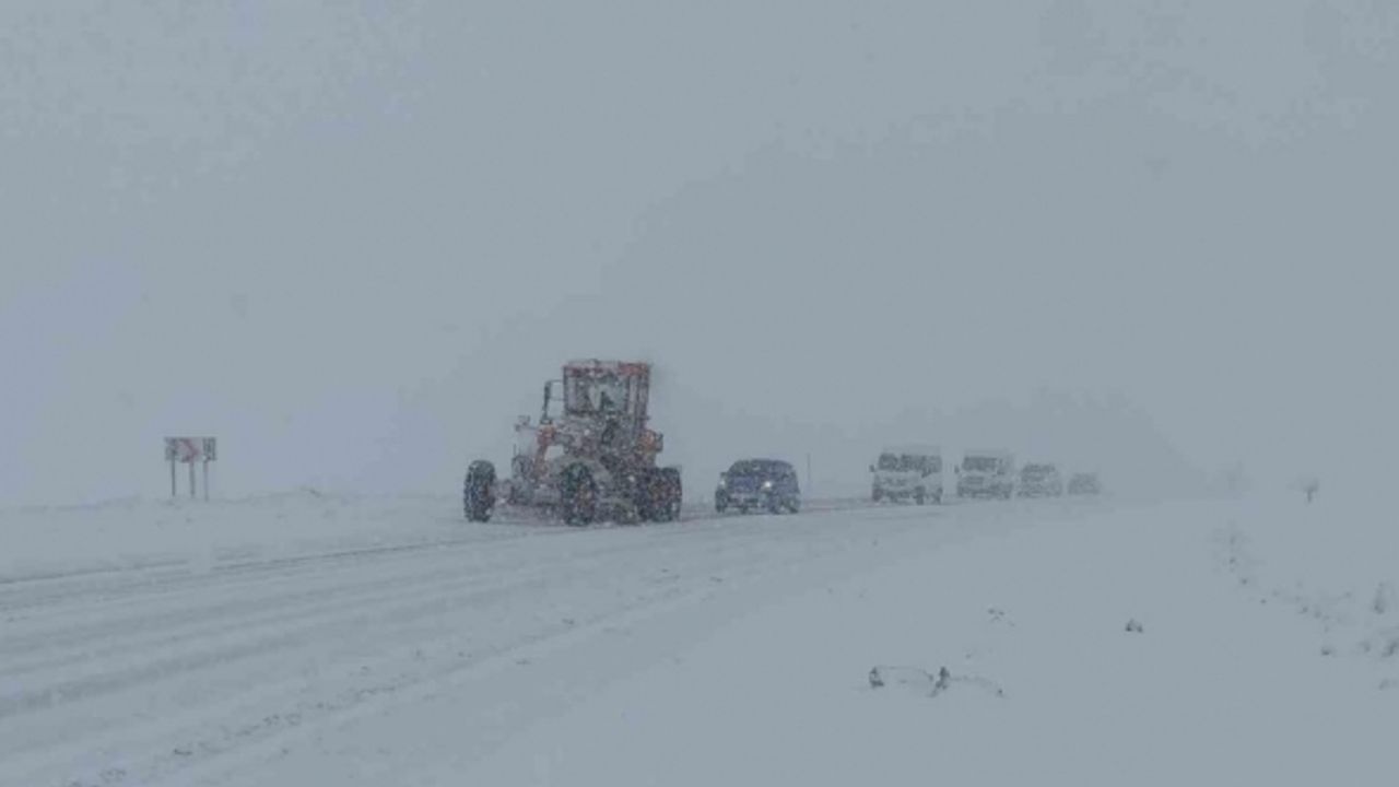 Kara yağışı ve tipi Kurubaş Geçidi’nde etkili oluyor