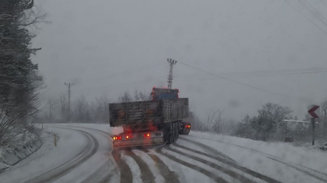 Karabük’te kar yağışı sürücülere zor anlar yaşatıyor