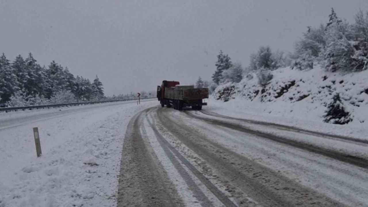 Karabük’te kar yağışı sürücülere zor anlar yaşattı