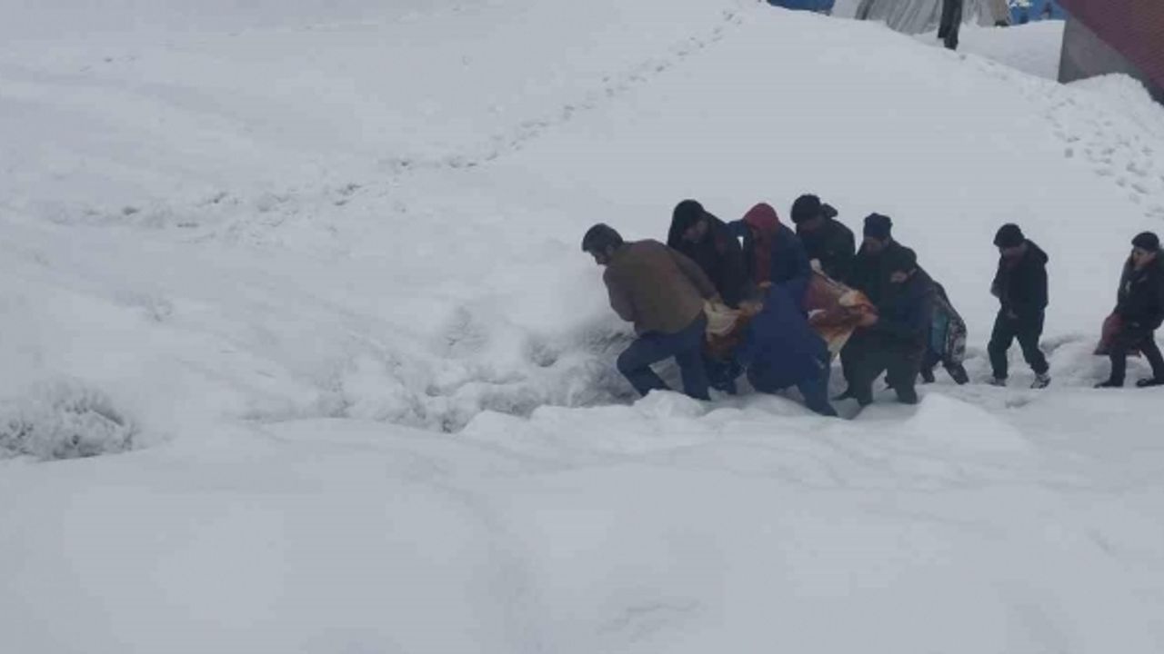 Karda mahsur kalan 81 yaşındaki hasta, sağlık ekiplerine ulaştırıldı