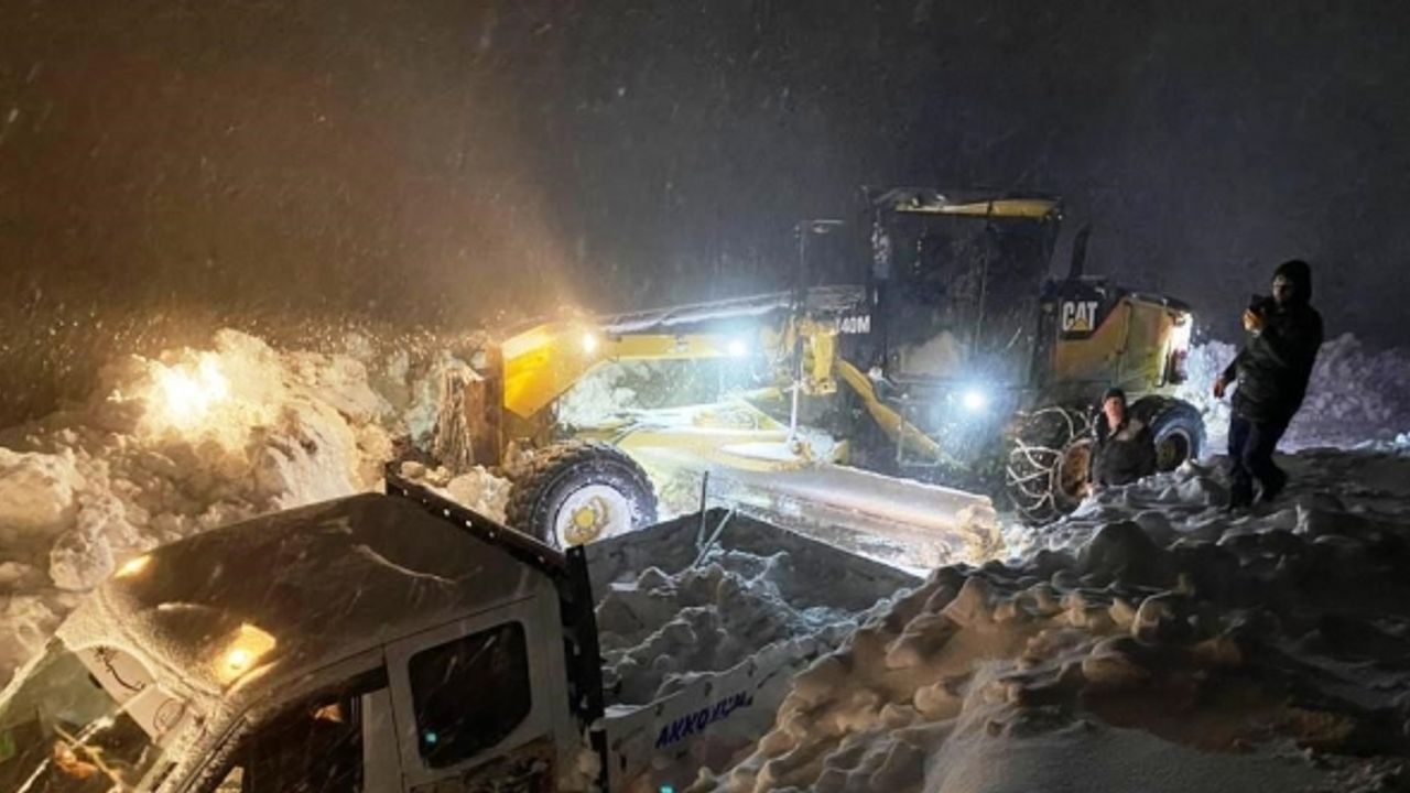 Karda mahsur kalan arıcılar 24 saat sonra kurtarıldı