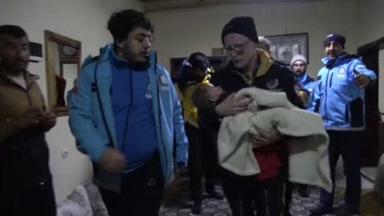 Kardan kapanan yolu 6 saatlik çalışmayla açan ekipler Berat bebeği hastaneye yetiştirdi