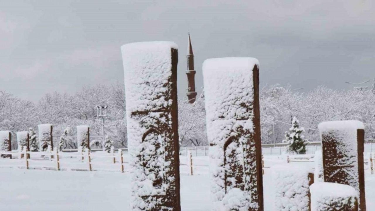 Karla bütünleşen tarihi mezar taşlarından kartpostallık görüntüler