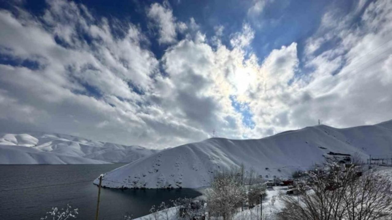 Karla kaplanan Yüksekova Dilimli Barajı görüntüsüyle hayran bıraktı