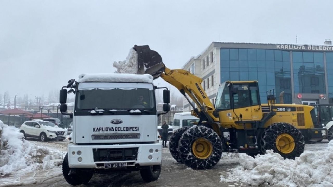 Karlıova’da iki hafta içinde 500 kamyona yakın kar ilçe dışına atıldı