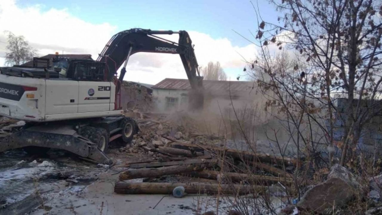 Kars Belediyesi metruk binaları tek tek yıkıyor