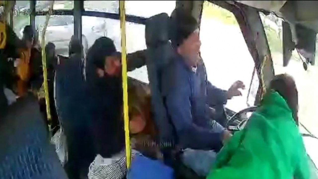 Karsan marka minibüs ile Tofaş marka otomobilin çarpışması kamerada