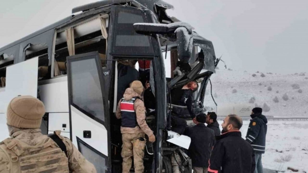 Kars’ta yolcu otobüsü kaza yaptı: 2 ölü, 8 yaralı