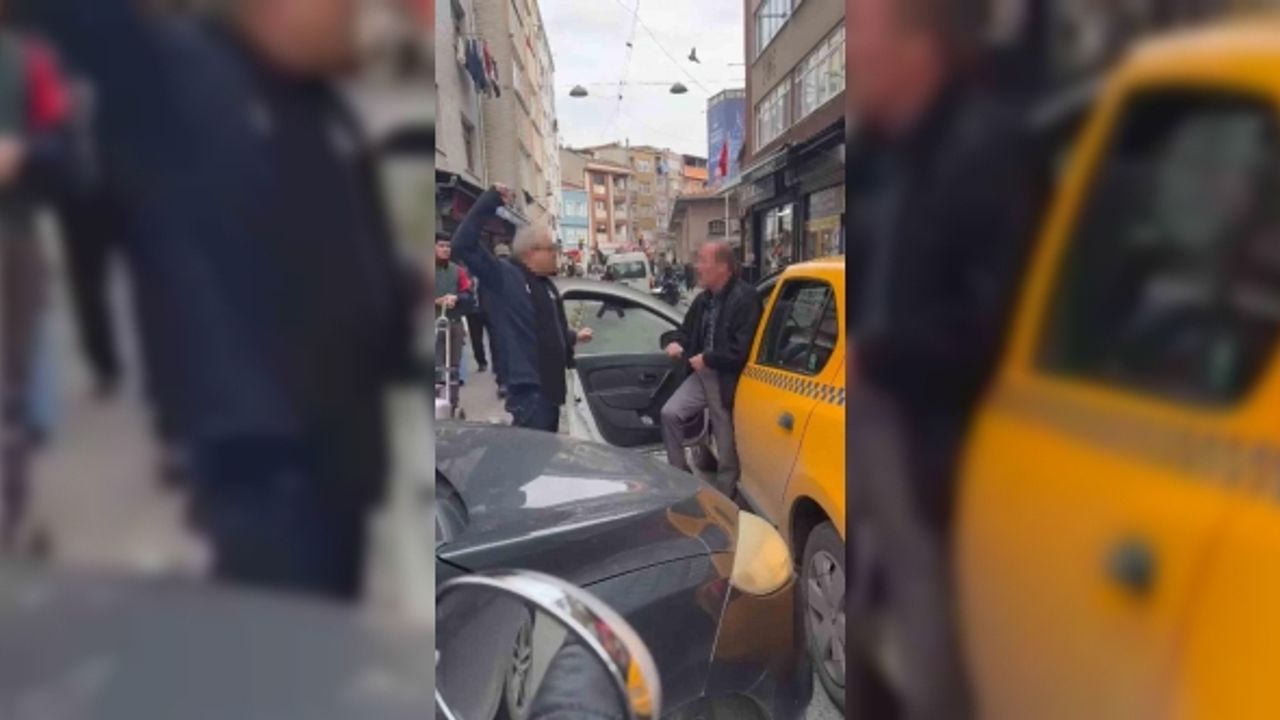 Kasımpaşa’da taksiciyle yumruklu yol verme kavgası kamerada: “10 kişi bir adama mı giriyorsunuz”
