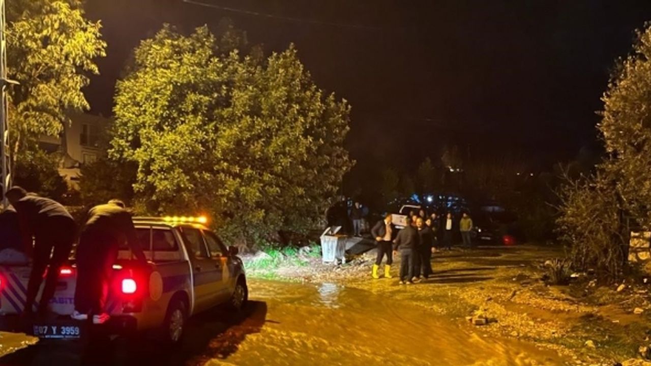 Kaş’ta bir camiyi su bastı, küçükbaş hayvanlar telef oldu