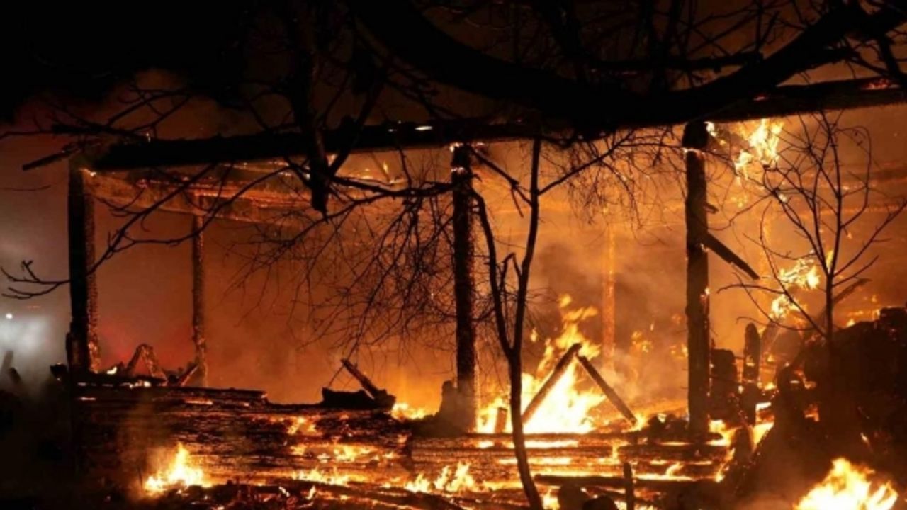 Kastamonu’da alevlere teslim olan iki katlı ahşap ev ile traktör küle döndü