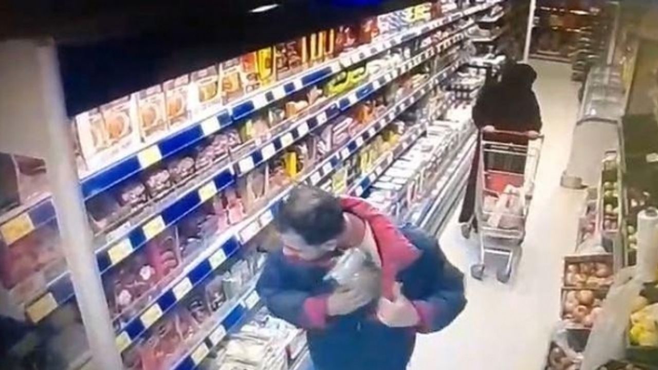 Kavurma ve pastırma çaldı, rahat tavırları kameraya yansıdı