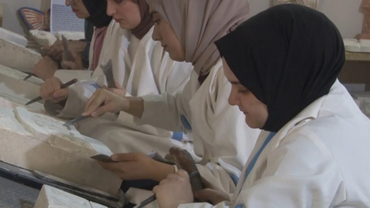 Kaybolmaya yüz tutan taş oymacılığı mesleğinde yeni ustalar yetişiyor