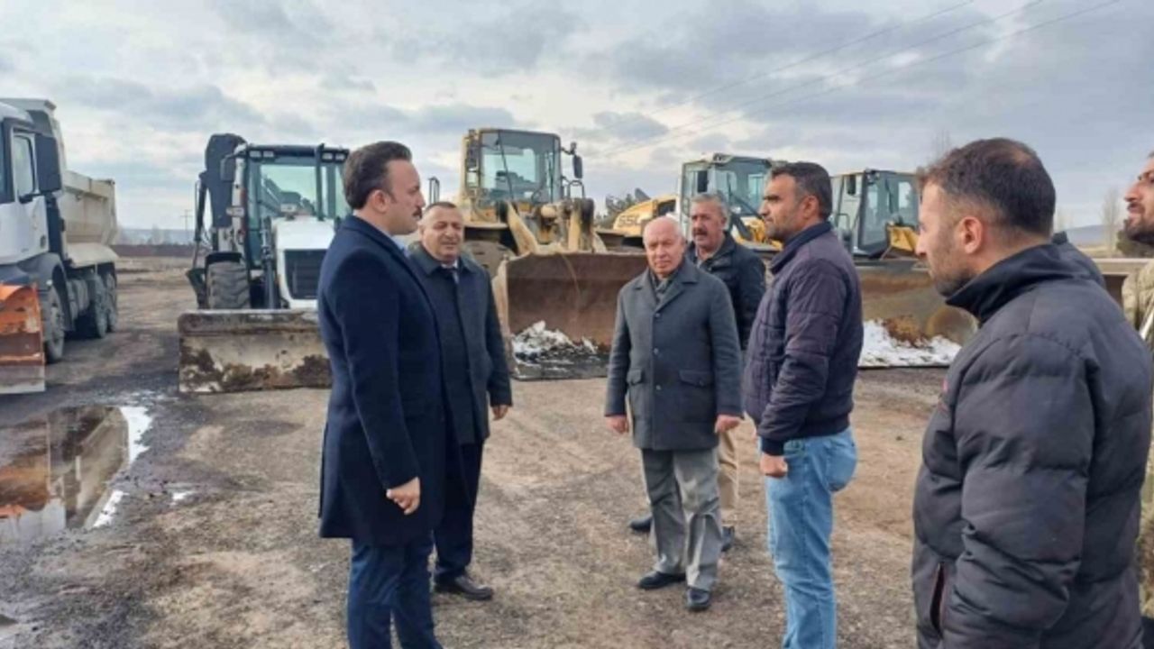 Kaymakam Bayram, karla mücadele ekibiyle bir araya geldi