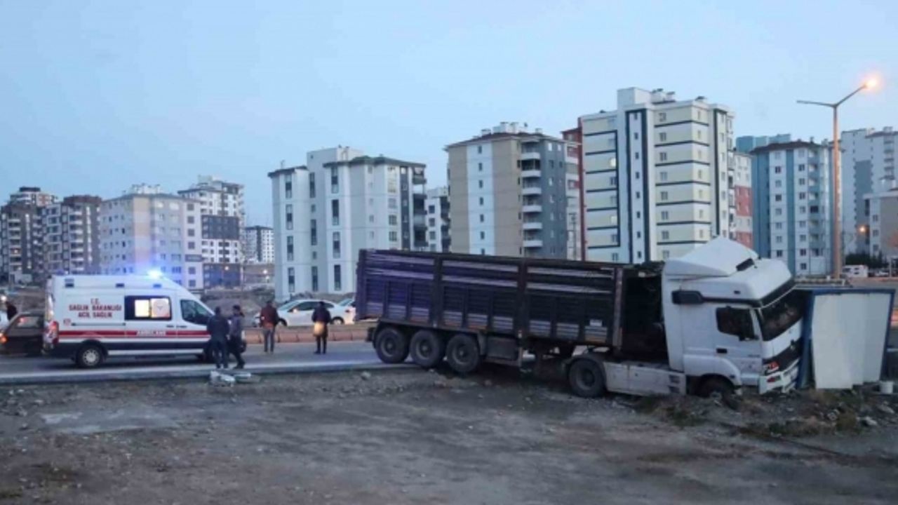 Kayseri’de faciadan dönüldü: Yoldan çıkan tır konteynıra girdi