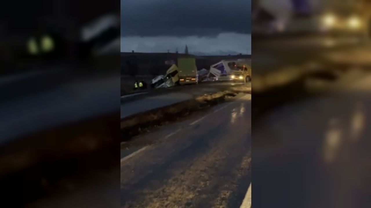 Kayseri’de makaslayan tır karşı şeride geçti: 3 tır birbirine girdi, 3 kişi yaralandı